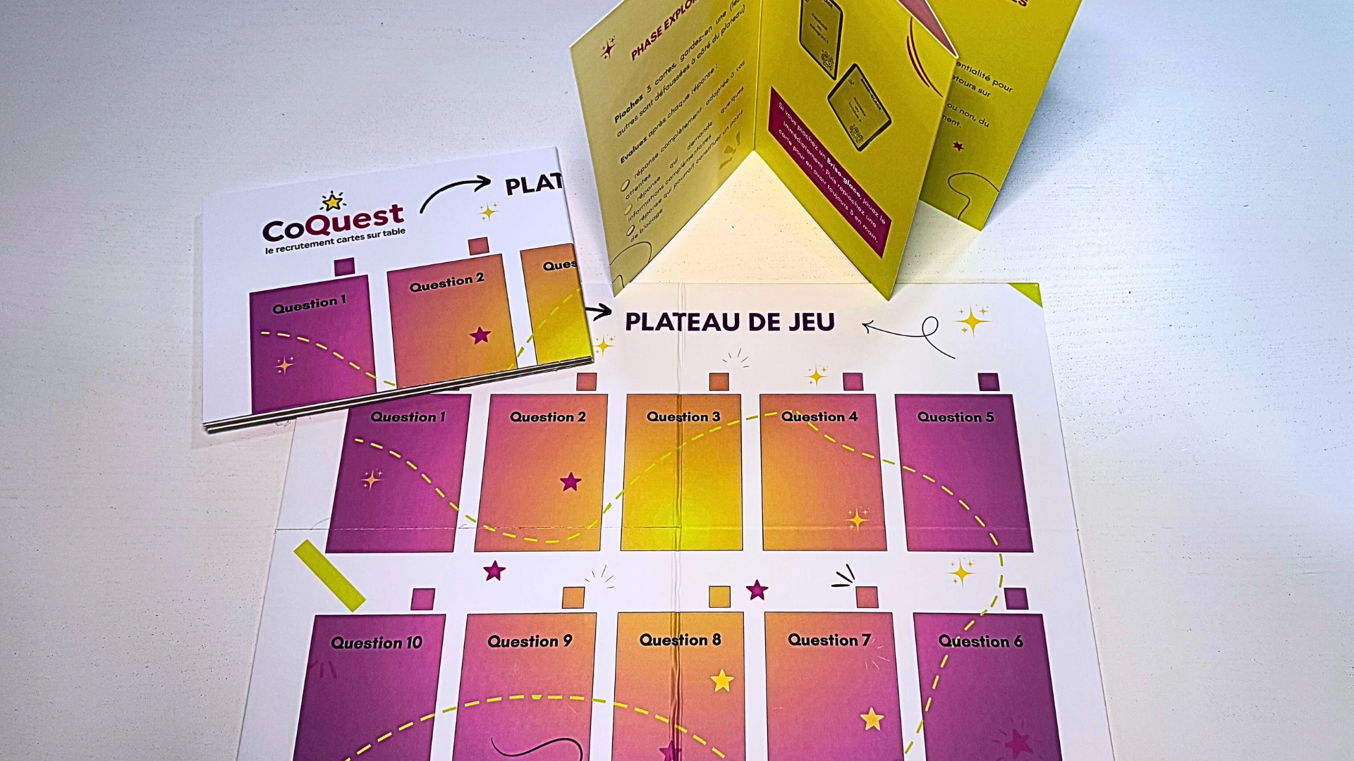 Jeu pour recruter — coffret CoQuest ouvert avec cartes et jetons